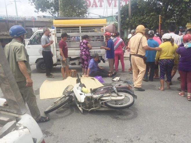 cha om thi the con trai gao khoc giua duong pho sai gon sau va cham voi xe ben