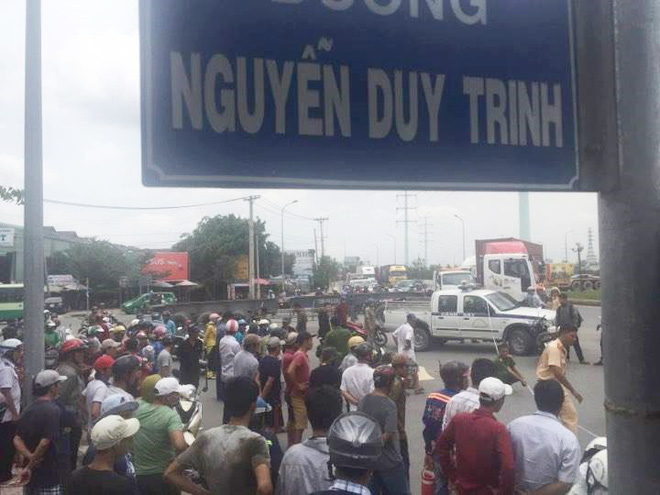 cha om thi the con trai gao khoc giua duong pho sai gon sau va cham voi xe ben