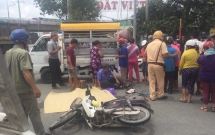 tphcm nguoi cha gao khoc om thi the con trai bi xe tai can tu vong