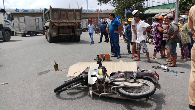 tphcm nguoi cha gao khoc om thi the con trai bi xe tai can tu vong