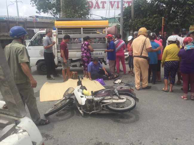 tphcm nguoi cha gao khoc om thi the con trai bi xe tai can tu vong