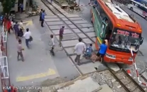 vu xe khach bi thanh rao chan xuyen thung kinh hai nhan vien gac chan da nhanh chong ra tin hieu cho tau dung kip thoi