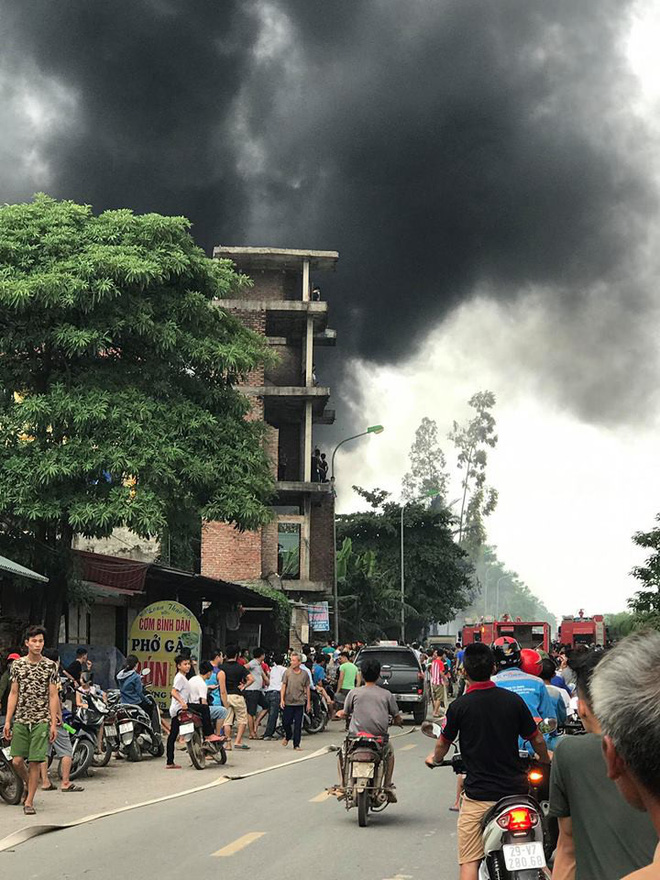 chay lon nha xuong gan dai lo thang long cot khoi boc cao hang chuc met khien nguoi dan hoang so