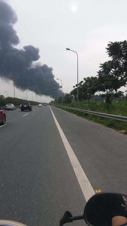 chay lon nha xuong gan dai lo thang long cot khoi boc cao hang chuc met khien nguoi dan hoang so