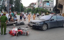 ha noi nu tai xe lai bmw gay tai nan lien hoan keo le mot chau be