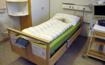 tranh thu luc nu benh nhan dang yeu bac si gio tro doi bai ngay tren giuong benh