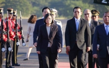 mat dong minh dai loan an y con co 2 ong lon chong lung dao nay