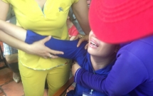 me khoc ngat canh thi the con gai lop 4 bi xe ben tong tu vong sau khi tan truong