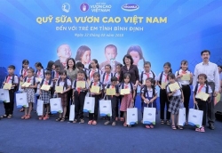 quy sua vuon cao viet nam trao 64000 ly sua cho tre em binh dinh