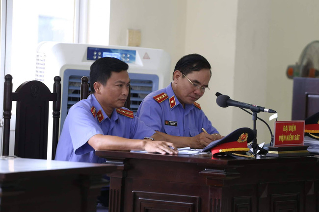 vu vo giet chong roi phan xac o binh duong an chung than cho nguoi vo me bi cao khoc nuc no tai toa