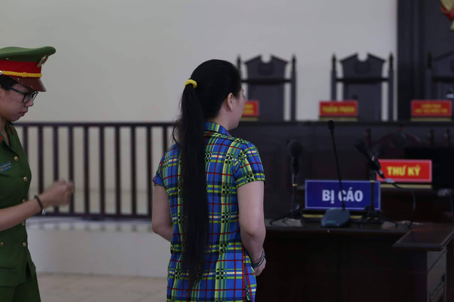 vu vo giet chong roi phan xac o binh duong an chung than cho nguoi vo me bi cao khoc nuc no tai toa