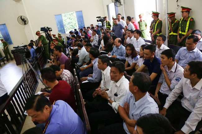 vu vo giet chong roi phan xac o binh duong an chung than cho nguoi vo me bi cao khoc nuc no tai toa