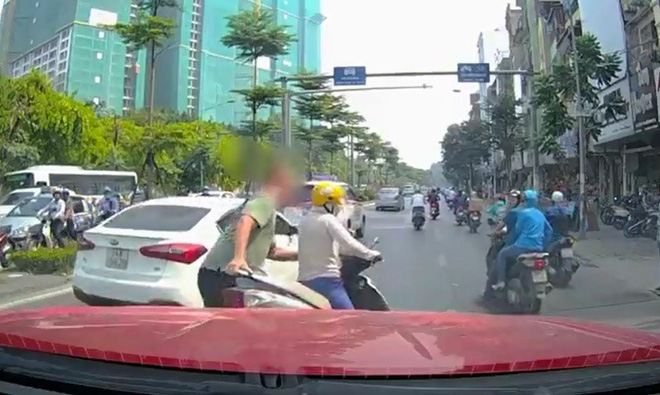 giua dong xe voi va su xuat hien cua nguoi phu nu tro thanh khoi nguon moi buc xuc