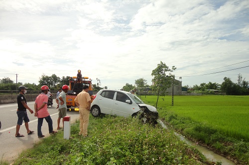 ha tinh bong nhien mat lai xe o to 4 cho bay xuong ruong