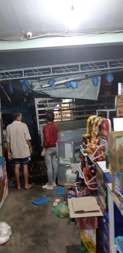 xe tai lao thang vao tap hoa ben duong va cau noi cua nguoi la gay buc xuc