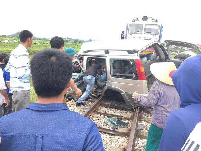 nghe an 4 nguoi thuong vong sau vu va cham giua tau hoa va o to