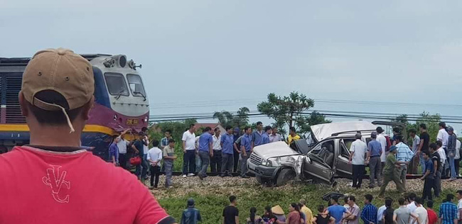 nghe an 4 nguoi thuong vong sau vu va cham giua tau hoa va o to