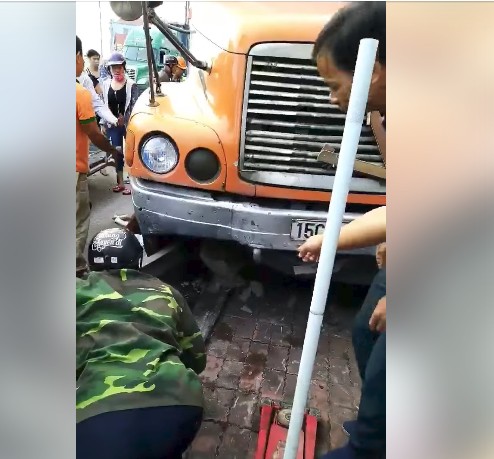 tai nan kinh hoang o hai phong nan nhan thoi thop duoi banh xe nguoi dan tim cach cuu