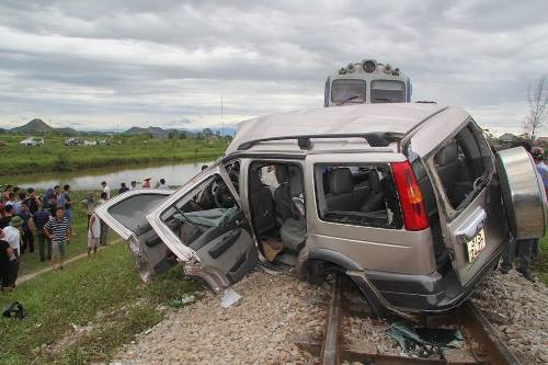 thong tin ban dau ve vu tau hoa va cham voi o to 7 cho khien 4 nguoi thuong vong o nghe an