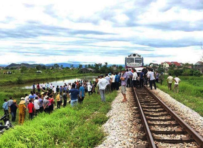 vu xe 7 cho dam vao tau hoa khien 2 chu chau tu vong duong khong co nguoi gac chan