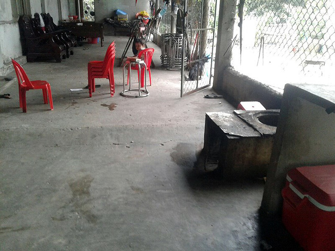 chinh mat con trong thay chu cong an om den dua hai tay len vai me va xo me nga bat ngua