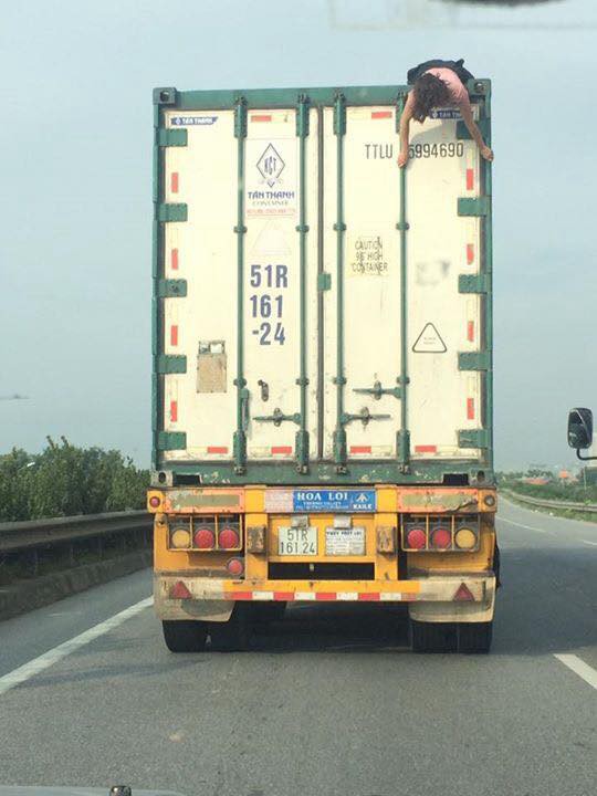 ha noi co gai tre nhay xuong song set dem qua thoat chet tiep tuc mua may quay cuong tren noc xe container dang chay