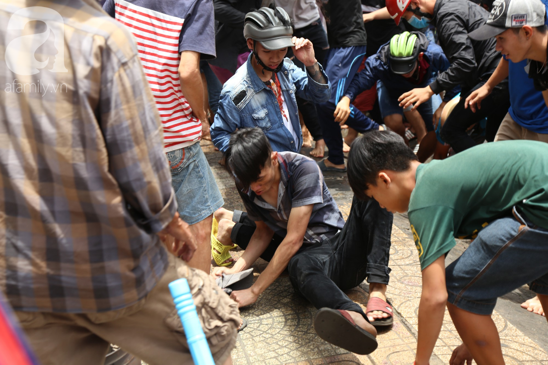 hang tram thanh nien bat chap nguy hiem leo tuong chen nhau de giat do cung co hon o sai gon