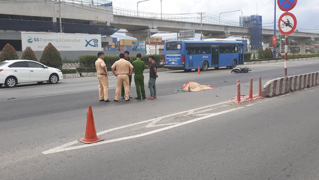 tphcm chay vao lan o to voi toc do nhanh nam thanh nien bi xe container can tu vong