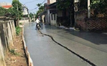 tren con duong moi do be tong hanh vi cua nguoi phu nu khien dan mang buc xuc