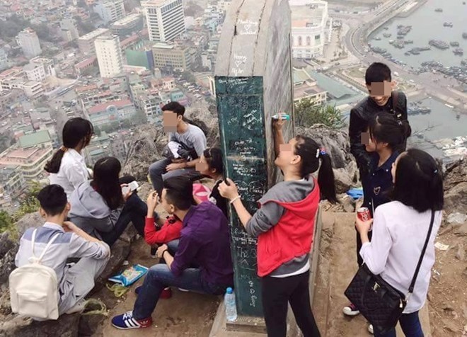 tren con duong moi do be tong hanh vi cua nguoi phu nu khien dan mang buc xuc