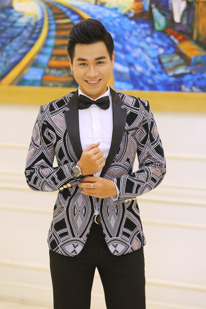 nam vuong ngoc tinh duoc khen dep doi khi xuat hien cung hoa hau trai dat angelia ong