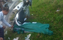 ha noi nam thanh nien dieu khien xe may tu dam vao cot dien tu vong