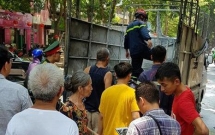 nguoi dan hoang so khi xe tai cho son dang di bong chay ngun ngut giua pho phan dinh phung