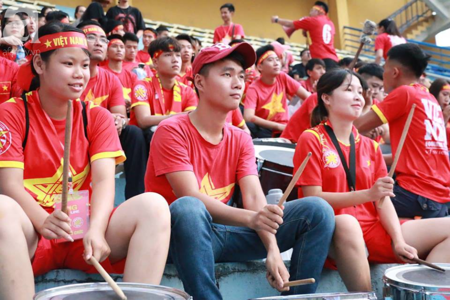 co dong vien keo den san hang day chay het minh truoc tran dau giua olympic viet nam syria