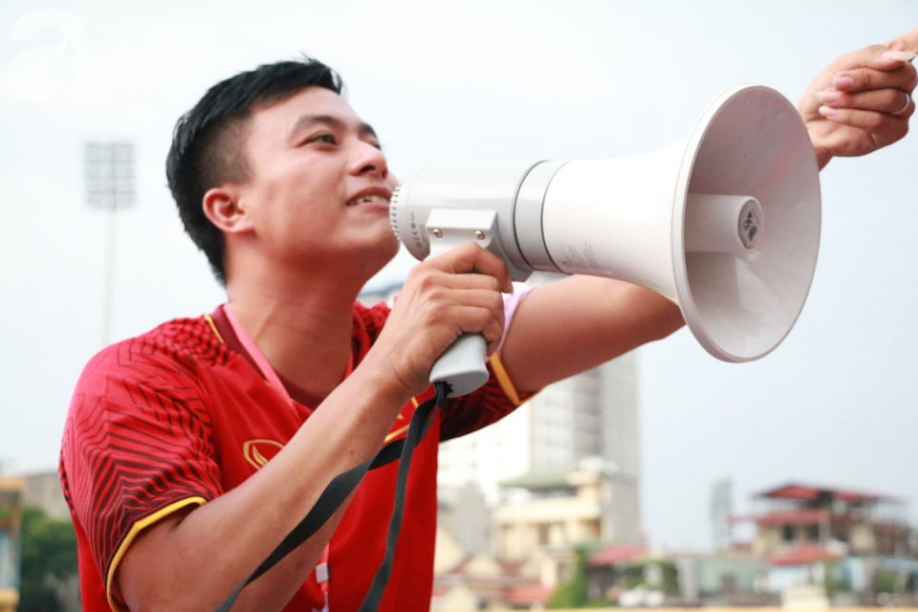 co dong vien keo den san hang day chay het minh truoc tran dau giua olympic viet nam syria