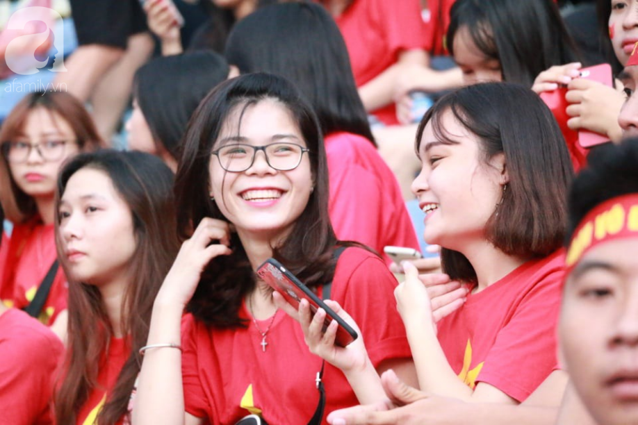 co dong vien keo den san hang day chay het minh truoc tran dau giua olympic viet nam syria