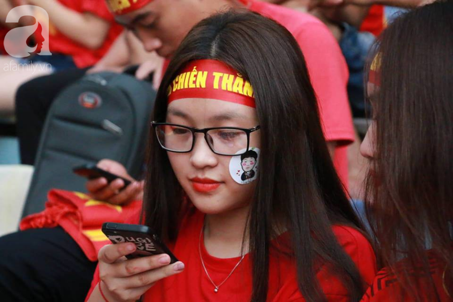 co dong vien keo den san hang day chay het minh truoc tran dau giua olympic viet nam syria