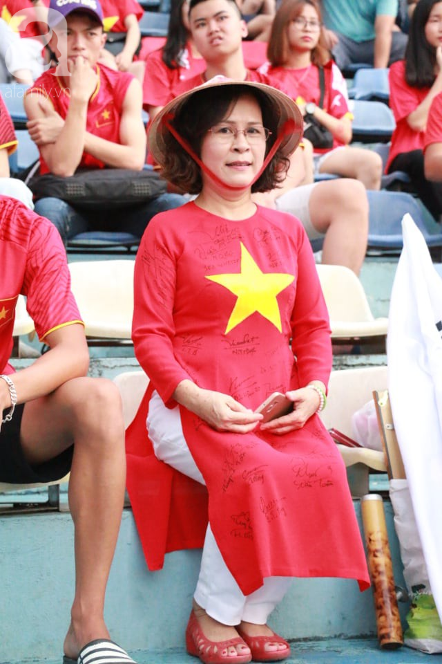 co dong vien keo den san hang day chay het minh truoc tran dau giua olympic viet nam syria