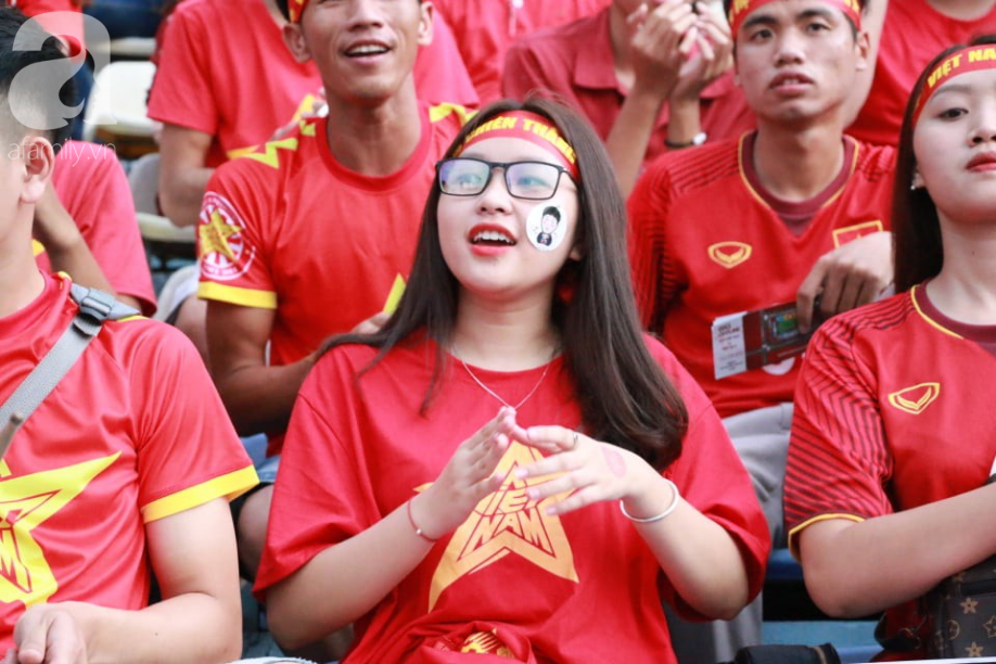 co dong vien keo den san hang day chay het minh truoc tran dau giua olympic viet nam syria