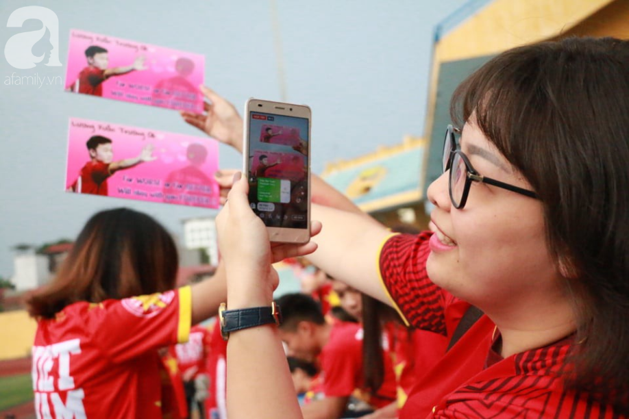co dong vien keo den san hang day chay het minh truoc tran dau giua olympic viet nam syria