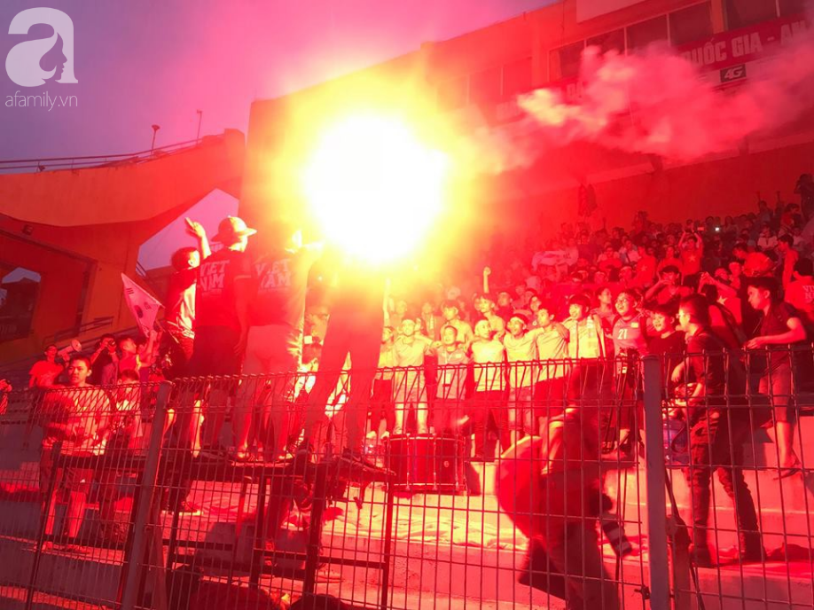 co dong vien keo den san hang day chay het minh truoc tran dau giua olympic viet nam syria