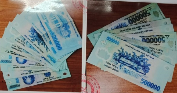 ha noi tom gon 2 phu nu dan canh de moc trom khach du lich o bo ho hoan kiem