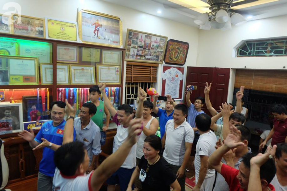 trieu trai tim bung chay nguoi nguoi do ra duong an mung chien thang lay lung cua tuyen olympic viet nam