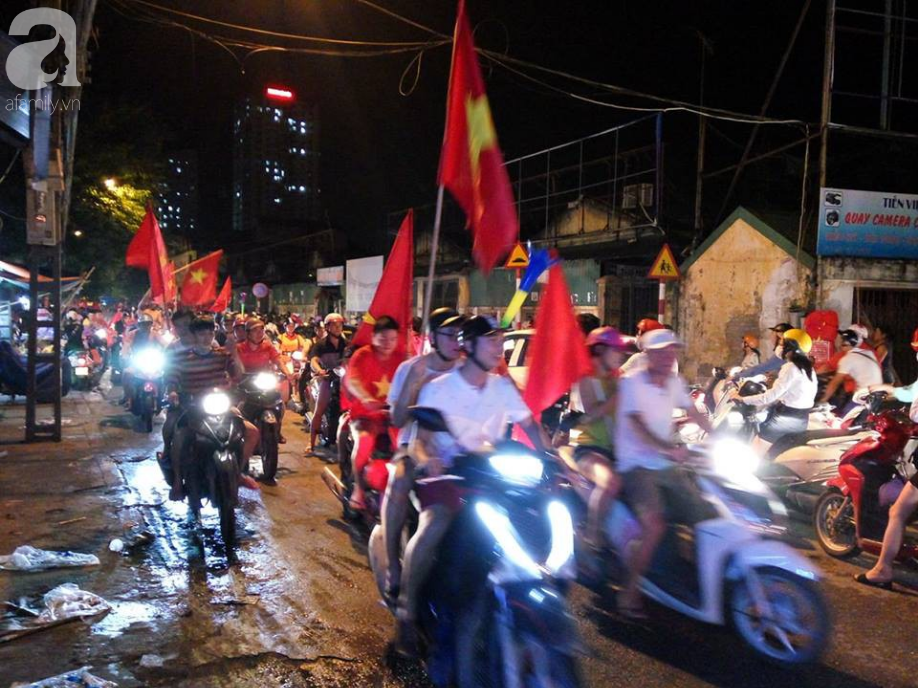 trieu trai tim bung chay nguoi nguoi do ra duong an mung chien thang lay lung cua tuyen olympic viet nam