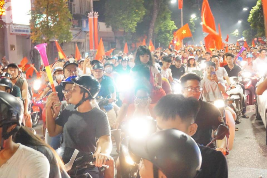 trieu trai tim bung chay nguoi nguoi do ra duong an mung chien thang lay lung cua tuyen olympic viet nam