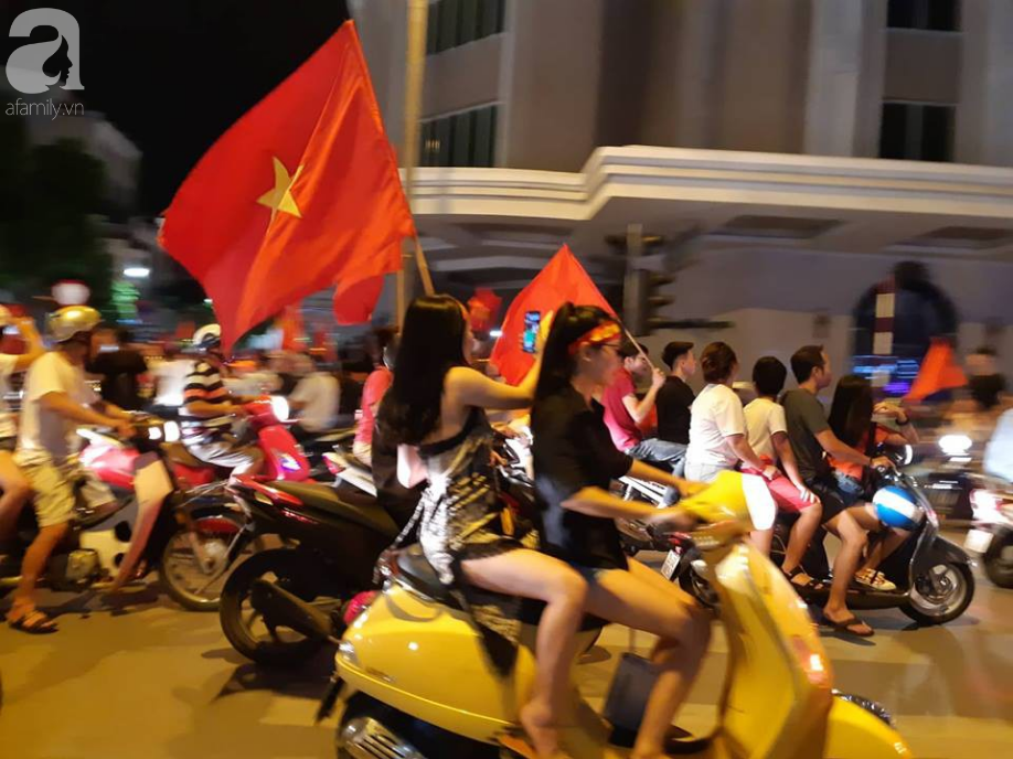 trieu trai tim bung chay nguoi nguoi do ra duong an mung chien thang lay lung cua tuyen olympic viet nam