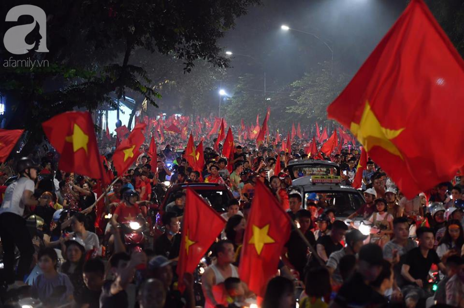 trieu trai tim bung chay nguoi nguoi do ra duong an mung chien thang lay lung cua tuyen olympic viet nam