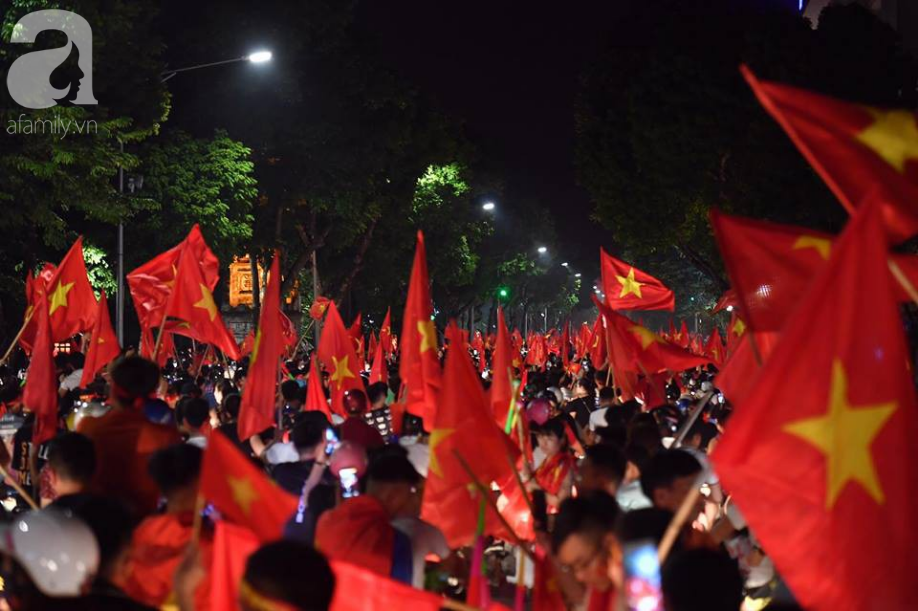 trieu trai tim bung chay nguoi nguoi do ra duong an mung chien thang lay lung cua tuyen olympic viet nam