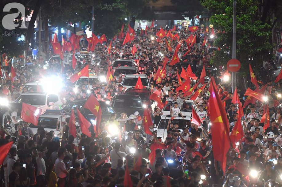 trieu trai tim bung chay nguoi nguoi do ra duong an mung chien thang lay lung cua tuyen olympic viet nam