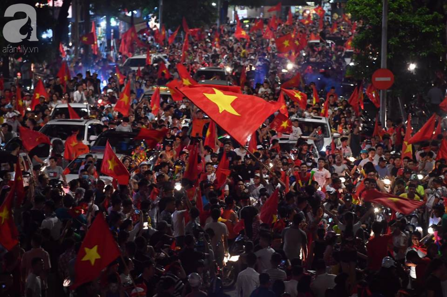trieu trai tim bung chay nguoi nguoi do ra duong an mung chien thang lay lung cua tuyen olympic viet nam